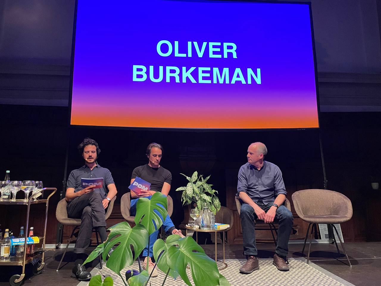 Welja, hier zit ik op een podium met Oliver Burkeman tijdens een POM-event