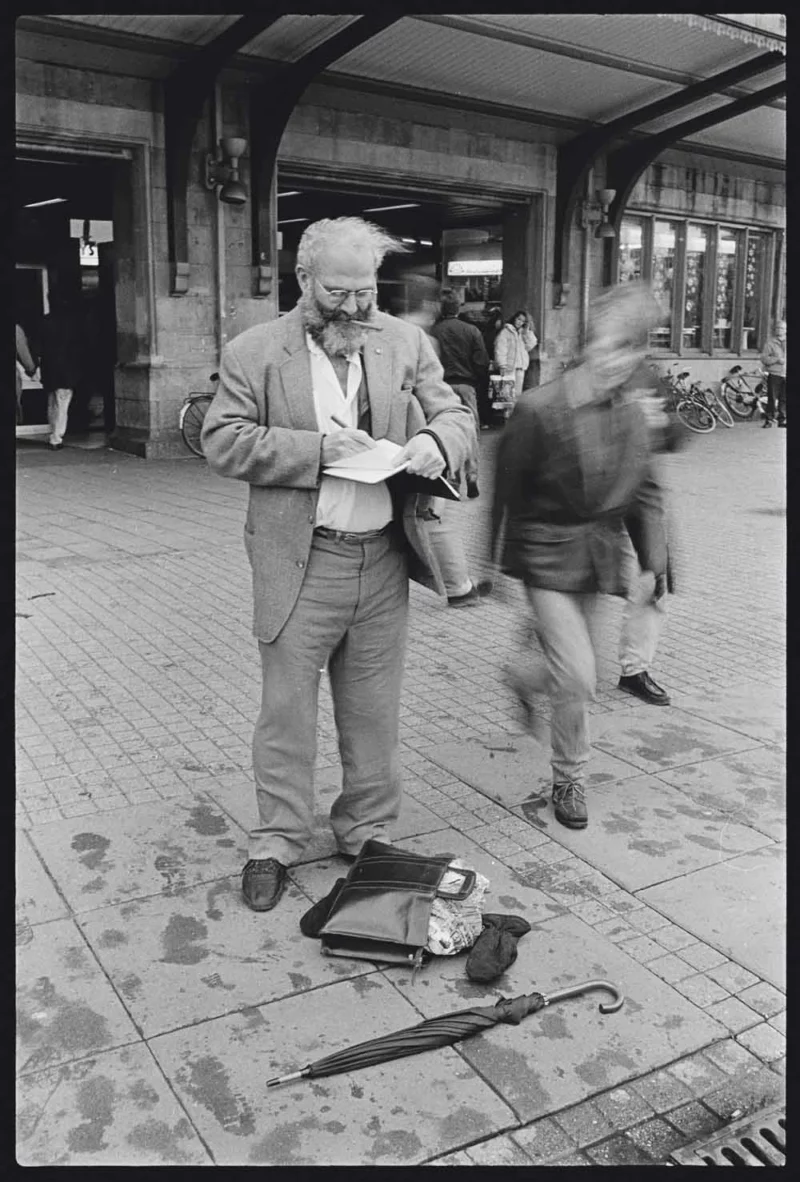 Oliver Sacks in de jaren tachtig voor Amsterdam Centraal. Foto: Lowell Handler / Oliver Sacks Foundation