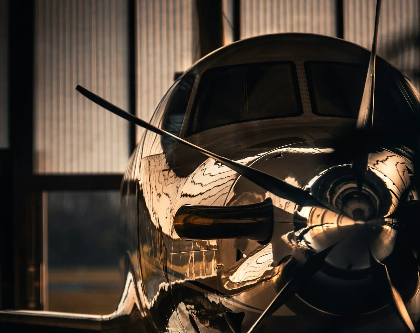 Hoe de internationale elite vliegt én over elkaar praat